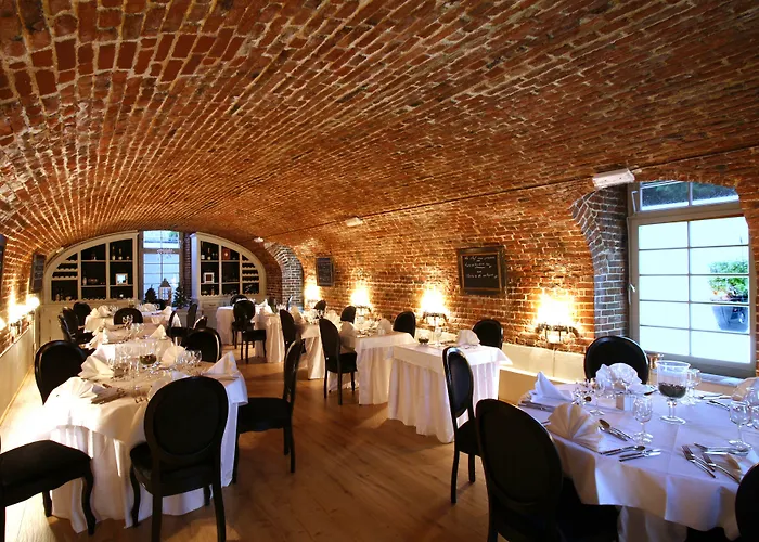 Château De La Motte Fenelon Hotel 3*