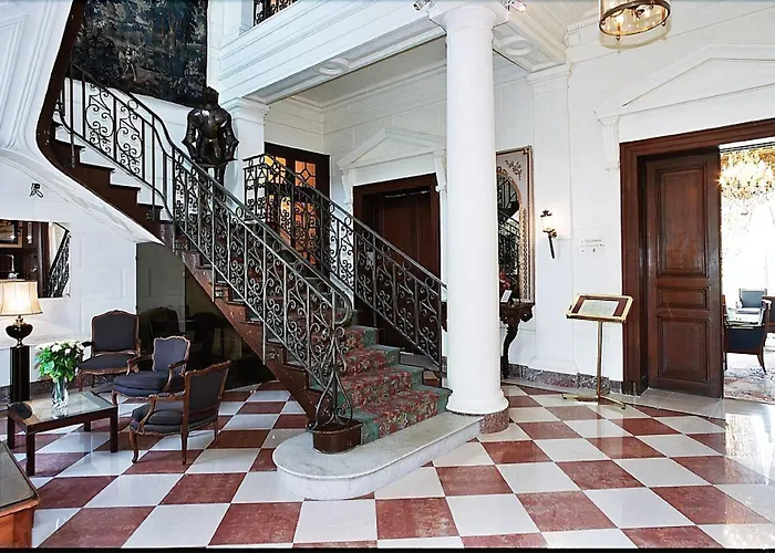 Hotel Château De La Motte Fenelon 3*