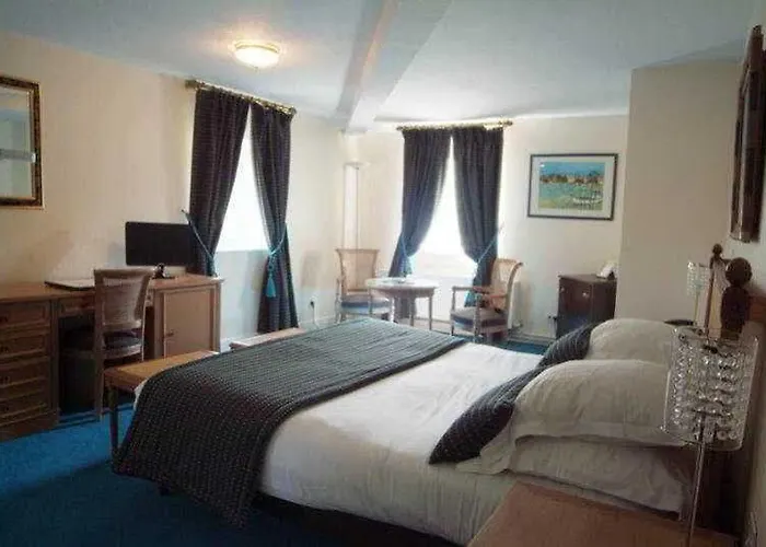 Château De La Motte Fenelon Hotel